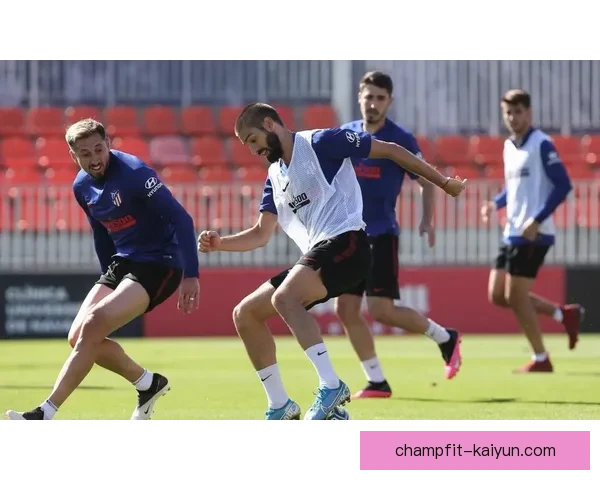 西蒙尼训练方式受到关注,球队状态逐渐回暖展现出竞争力增强的趋势。 西蒙尼训练方式受到关注,球队状态逐渐回暖展现出竞争力增强的趋势。