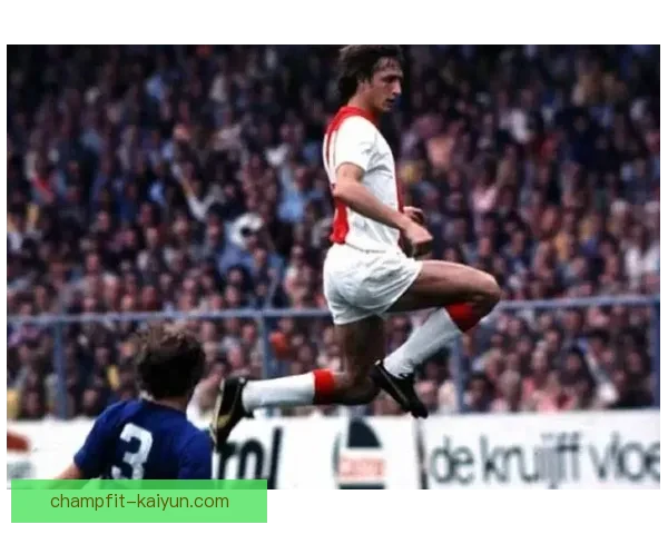 克鲁伊夫足球文化象征的持久影响力与现代战术发展紧密相连 克鲁伊夫足球文化象征的持久影响力与现代战术发展紧密相连